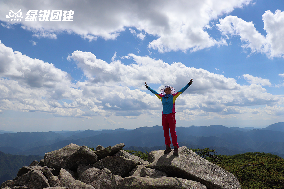 境商地产--冰晶顶徒步登山户外拓展活动